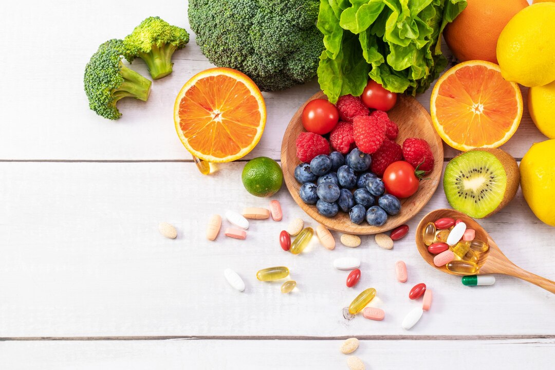 Variedad de alimentos ricos en vitaminas para la salud visual